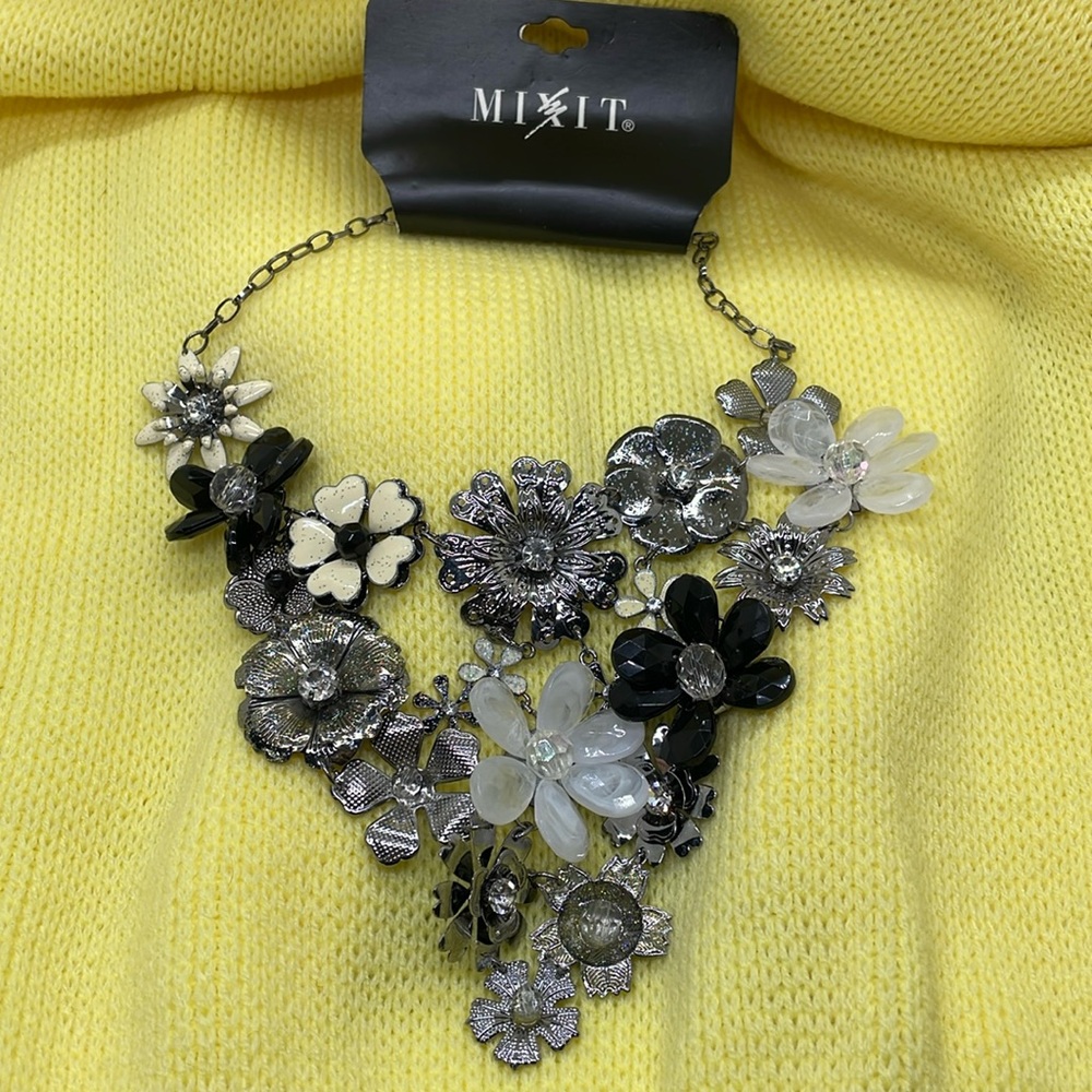 Vintage Y2k Mixit silver black floral rStatement Necklace NWT
